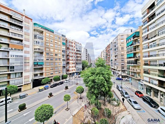 Foto 1 de Piso en alquiler en Ayuntamiento - Centro de 4 habitaciones con terraza y balcón