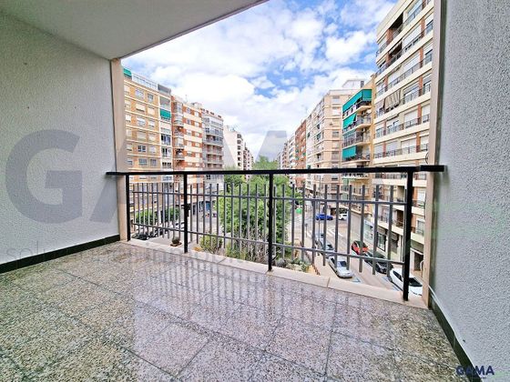 Foto 2 de Piso en alquiler en Ayuntamiento - Centro de 4 habitaciones con terraza y balcón
