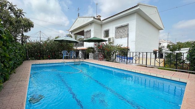 Foto 2 de Chalet en venta en Alginet de 5 habitaciones con terraza y piscina