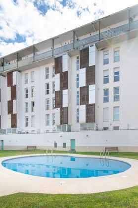 Foto 1 de Dúplex en venda a Eixample Nord – La Devesa de 3 habitacions amb piscina i jardí