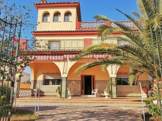 Foto 2 de Xalet en venda a Sanlúcar la Mayor de 5 habitacions amb terrassa i piscina