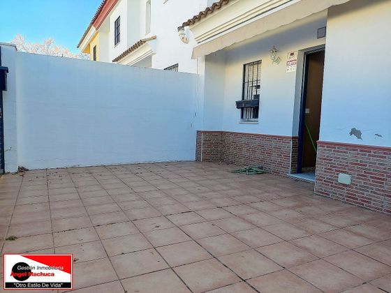 Foto 1 de Casa adossada en venda a Sanlúcar la Mayor de 2 habitacions amb jardí i aire acondicionat