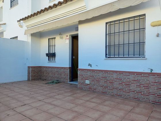 Foto 2 de Casa adossada en venda a Sanlúcar la Mayor de 2 habitacions amb jardí i aire acondicionat