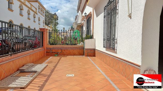 Foto 2 de Casa adossada en venda a Sanlúcar la Mayor de 4 habitacions amb terrassa i jardí