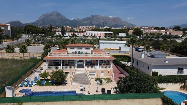 Foto 2 de Xalet en venda a Alfaz del Pi Pueblo-Urbanizaciones de 5 habitacions amb terrassa i piscina