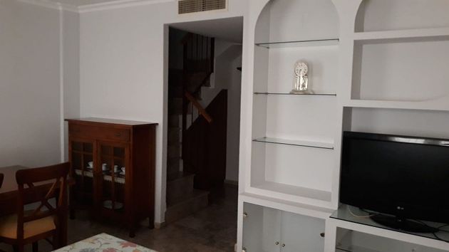 Foto 2 de Casa adossada en venda a Campo de la Verdad - Miraflores de 3 habitacions amb terrassa i mobles
