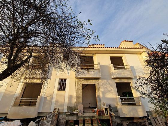 Foto 2 de Casa adossada en venda a Nuevo Aranjuez de 4 habitacions amb jardí