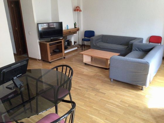 Foto 2 de Pis en lloguer a Casco Urbano de 4 habitacions amb mobles i balcó