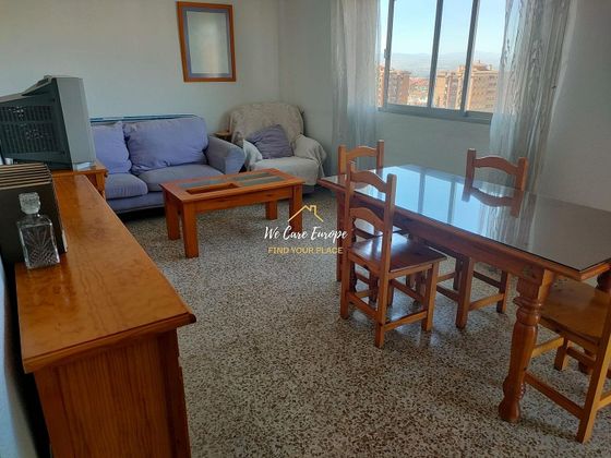 Foto 2 de Piso en alquiler en Polígono Cartuja – La Paz de 3 habitaciones con terraza y muebles
