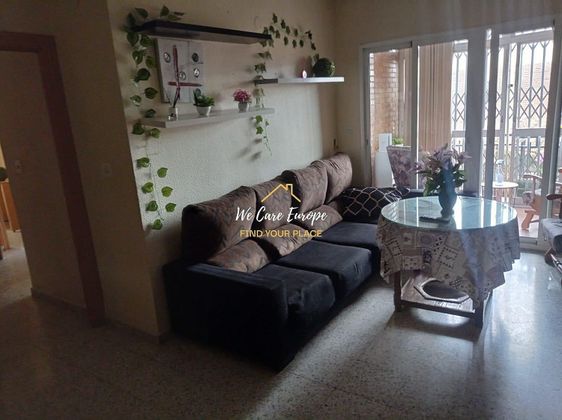 Foto 2 de Pis en lloguer a Polígono Cartuja – La Paz de 4 habitacions amb mobles i balcó