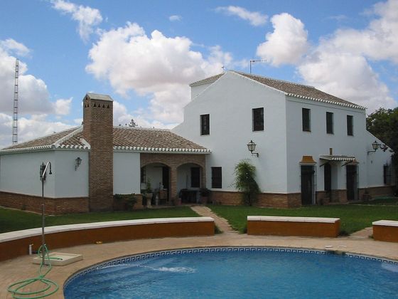 Foto 2 de Casa rural en venta en calle Cra Moron de 5 habitaciones con terraza y piscina