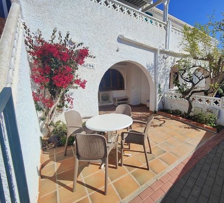 Foto 1 de Casa adossada en venda a Nueva Torrevieja - Aguas Nuevas de 3 habitacions amb terrassa i jardí