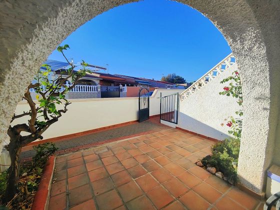 Foto 2 de Casa adossada en venda a Nueva Torrevieja - Aguas Nuevas de 3 habitacions amb terrassa i jardí