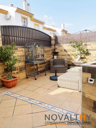 Foto 2 de Casa adossada en venda a calle Nebulosa de 4 habitacions amb terrassa i piscina