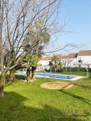 Foto 1 de Casa adossada en venda a calle Nebulosa de 4 habitacions amb terrassa i piscina