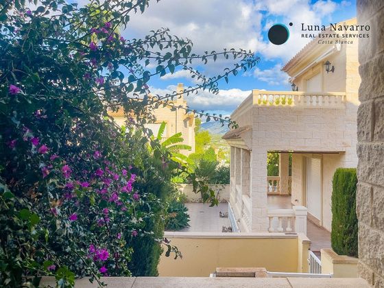 Foto 2 de Casa adossada en venda a calle Pinsà de 5 habitacions amb terrassa i piscina