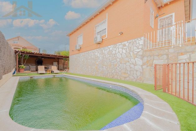 Foto 2 de Xalet en venda a avenida Pirineos de 5 habitacions amb terrassa i piscina