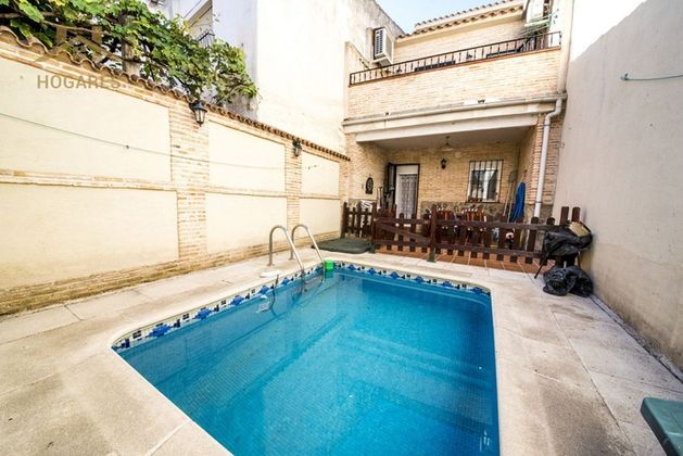 Foto 1 de Venta de casa adosada en calle Carmen de 5 habitaciones con terraza y piscina
