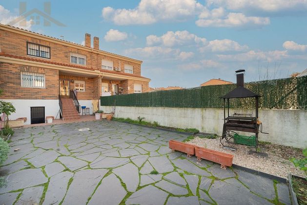 Foto 1 de Casa adossada en venda a Valmojado de 4 habitacions amb garatge i jardí