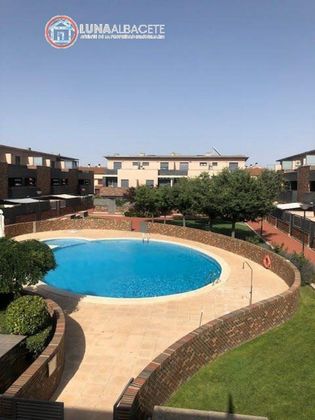 Foto 1 de Casa en venda a Hermanos Falcó - Sepulcro Bolera de 4 habitacions amb terrassa i piscina