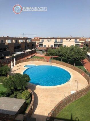 Foto 2 de Venta de casa en Hermanos Falcó - Sepulcro Bolera de 4 habitaciones con terraza y piscina