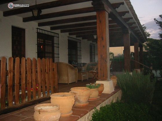 Foto 2 de Venta de chalet en Hermanos Falcó - Sepulcro Bolera de 5 habitaciones con terraza y piscina