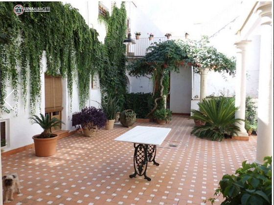 Foto 2 de Venta de casa en Almansa de 9 habitaciones y 546 m²