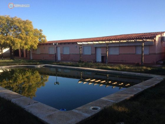 Foto 1 de Casa en venda a La Milagrosa - La Estrella de 3 habitacions amb piscina i jardí