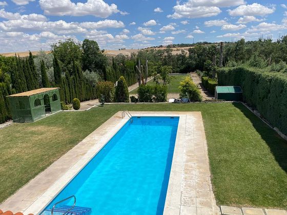 Foto 1 de Chalet en venta en urbanización De la Barca Peña Rubia de 6 habitaciones con terraza y piscina