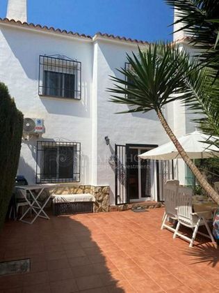 Foto 2 de Casa adossada en venda a Les Marines/Las Marinas de 3 habitacions amb terrassa i piscina