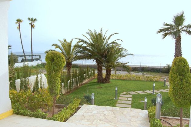 Foto 1 de Casa en venta en Playa de las Gaviotas-El Pedrucho de 4 habitaciones con terraza y piscina