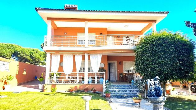 Foto 1 de Chalet en venta en Isla Cristina ciudad de 4 habitaciones con terraza y piscina