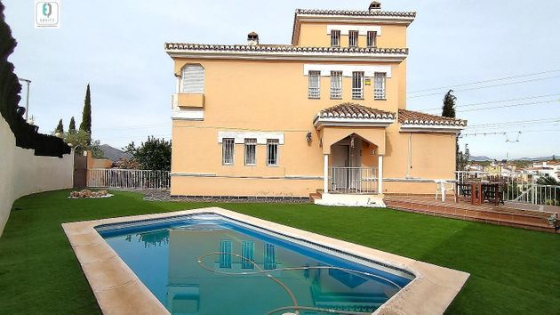 Foto 2 de Venta de casa en Peligros de 4 habitaciones con terraza y piscina