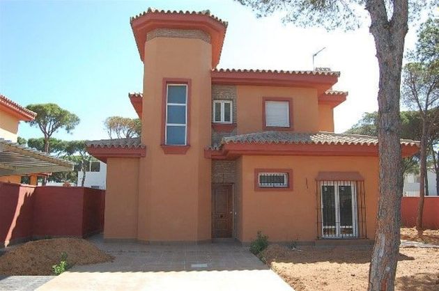 Foto 2 de Chalet en venta en calle La Barrosa de 4 habitaciones con terraza y piscina