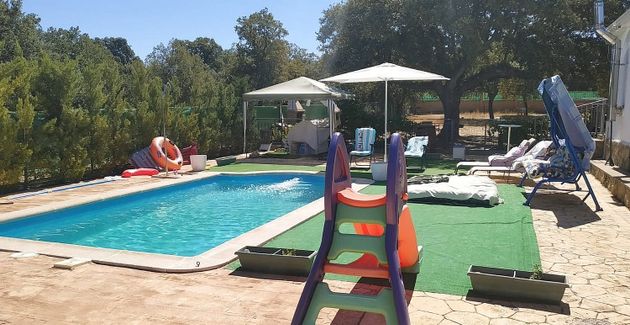 Foto 1 de Xalet en venda a paseo De Los Sauces de 3 habitacions amb piscina i jardí
