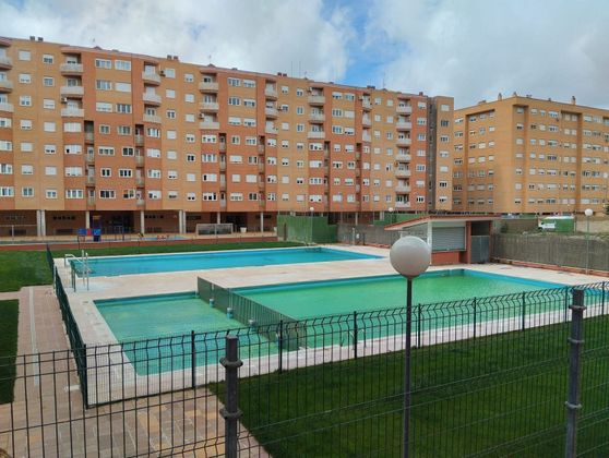 Foto 1 de Piso en alquiler en Reyes Católicos - Paseo San Antonio de 4 habitaciones con terraza y piscina