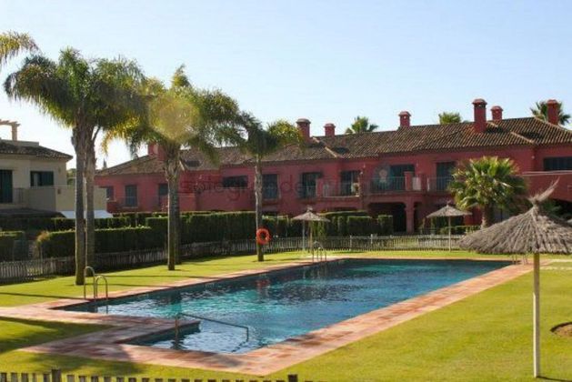 Foto 1 de Casa adossada en lloguer a Puerto de Sotogrande-La Marina de 3 habitacions amb terrassa i piscina