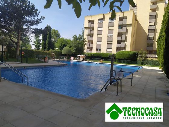 Foto 1 de Piso en venta en Aluche de 4 habitaciones con terraza y piscina