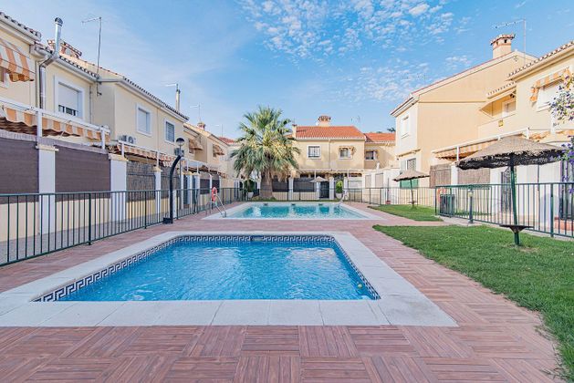 Foto 1 de Venta de casa en Alhendín de 4 habitaciones con terraza y piscina