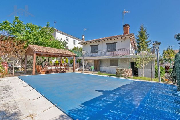 Foto 2 de Chalet en venta en Tiemblo (El) de 5 habitaciones con terraza y piscina