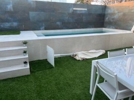 Foto 2 de Venta de casa adosada en Centro - Bormujos de 4 habitaciones con piscina y jardín