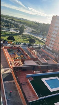 Foto 1 de Venta de piso en Montequinto de 3 habitaciones con terraza y piscina
