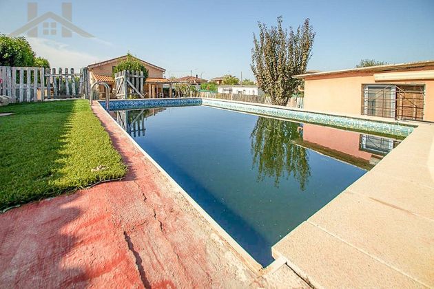 Foto 1 de Chalet en venta en Calalberche de 2 habitaciones con terraza y piscina