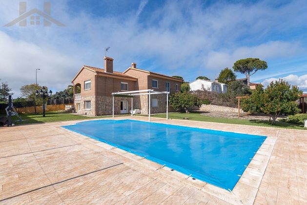 Foto 1 de Xalet en venda a Villa del Prado de 3 habitacions amb terrassa i piscina