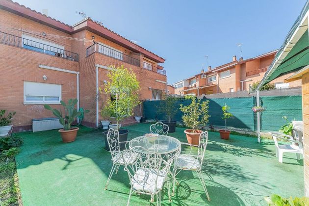Foto 1 de Casa adossada en venda a Villa del Prado de 3 habitacions amb terrassa i garatge