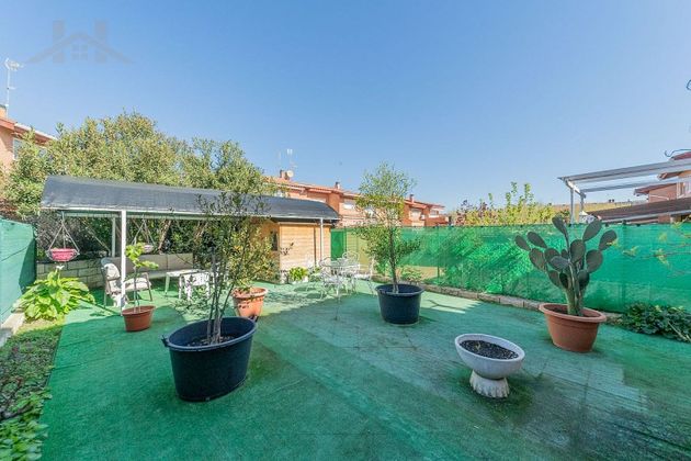 Foto 2 de Casa adossada en venda a Villa del Prado de 3 habitacions amb terrassa i garatge