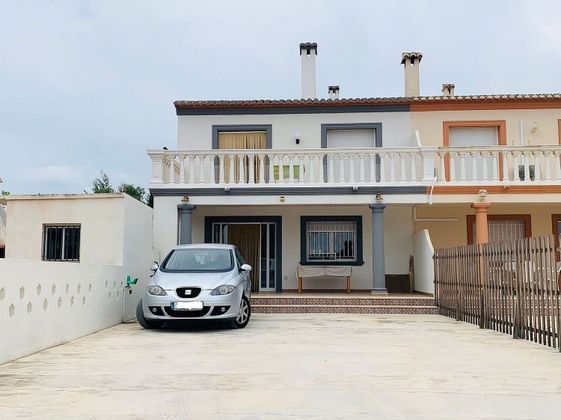 Foto 2 de Casa adossada en venda a Oliva Nova de 5 habitacions amb terrassa i jardí