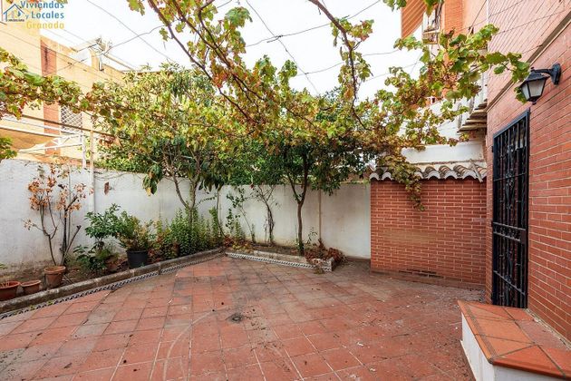 Foto 2 de Venta de casa adosada en Cervantes de 5 habitaciones con terraza y jardín