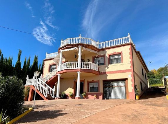 Foto 2 de Chalet en venta en Almodóvar del Río de 6 habitaciones con terraza y piscina