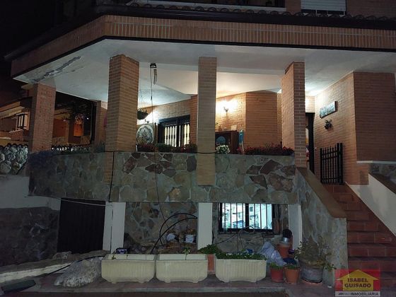 Foto 1 de Casa adossada en venda a La Pizarra de 5 habitacions amb terrassa i piscina